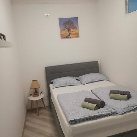 Studio Apartman Kristina Apartment Pula Exterior photo